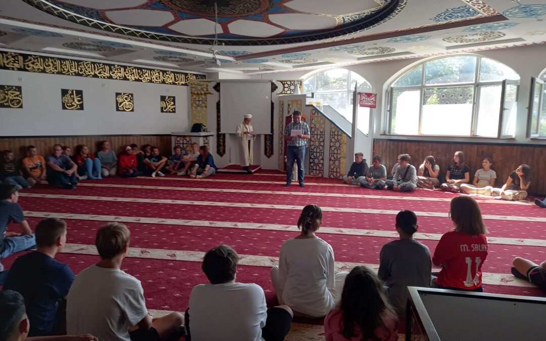 Dreifaltigkeits-Mittelschule besucht gemeinsam die Amberger Moschee im Rahmen der Woche der Alltagskompetenz