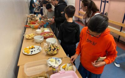 Schlemmen statt Kleckern – die Schulfamilie (Lernhaus 5) frühstückt gemeinsam
